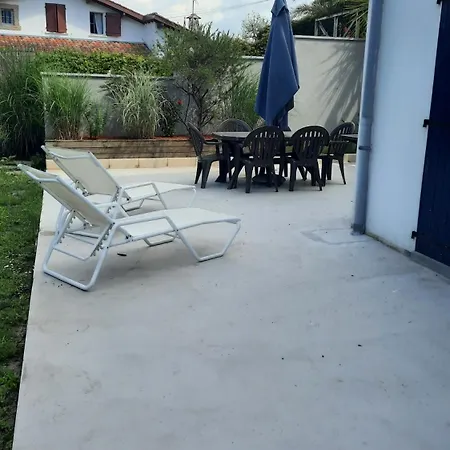 Lägenhet Apparemment Avec Jardin Idealement Situee Mouguerre